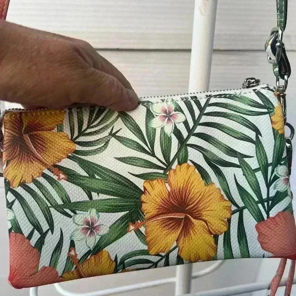 Jen and Co Crossbody Bag with matching wallet and phone wallet - Picture 5 of 16